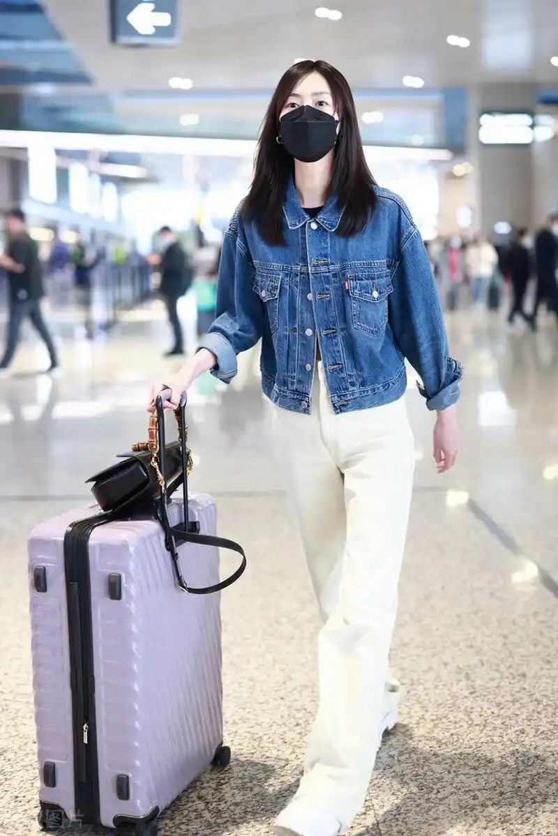 刘雯机场街拍,牛仔外套搭配白色阔腿裤,简约利落!