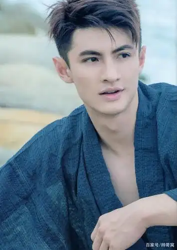 穿着和服的阳光帅气小奶狗,皮肤白净的男生在海边拍摄艺术写真照