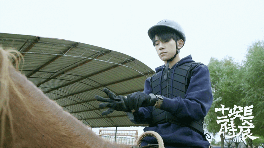 最近曝光的骑马特辑中,易烊千玺头戴头盔身