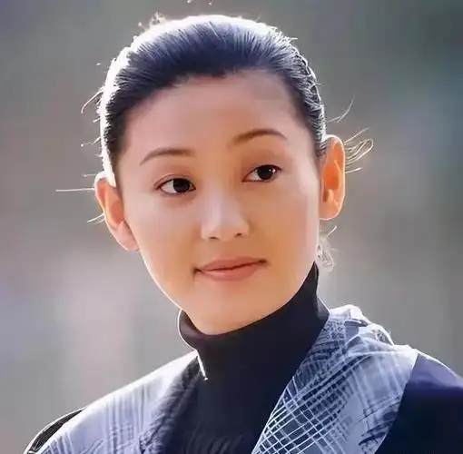 冯小刚夫妇北京看展被偶遇,穿着低调朴素,57岁徐帆优雅气质佳|素颜