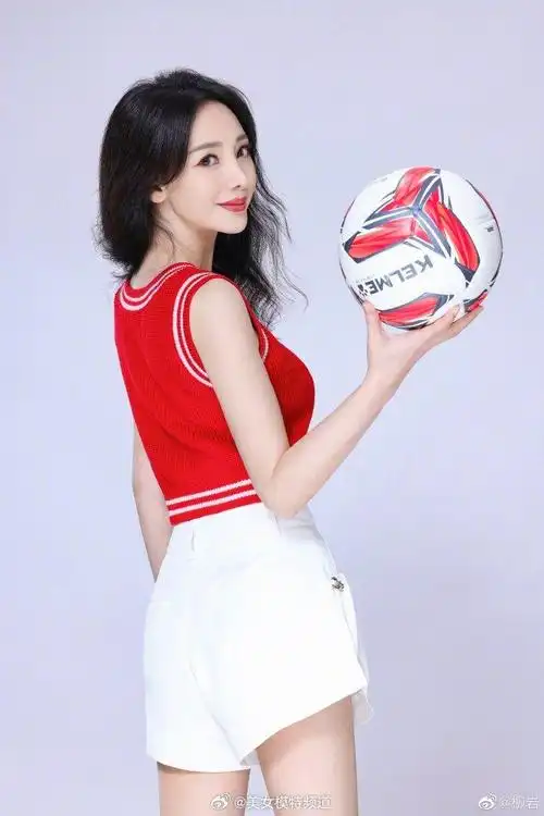 柳岩新写真化身足球宝贝状态青春身材性感