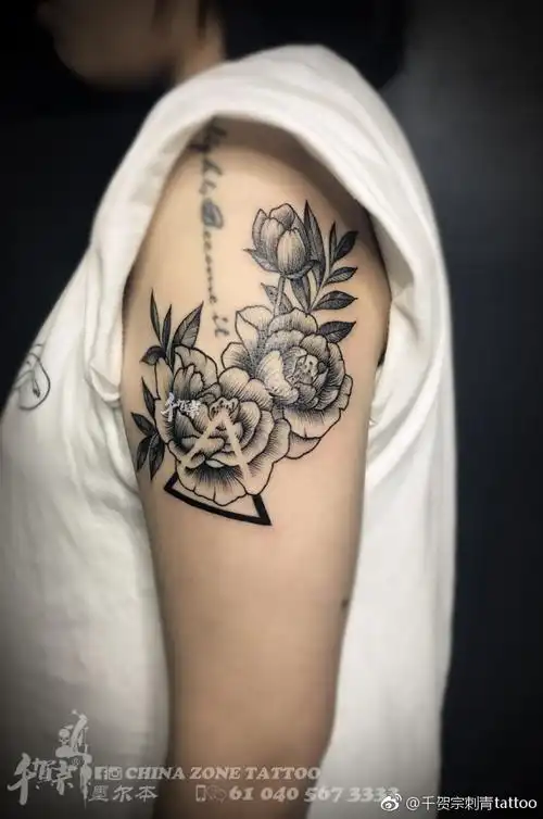大臂黑灰几何风牡丹纹身图案