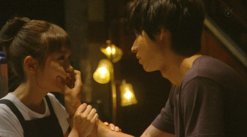 亲吻gif美女gif灯光gif桐谷美玲gif