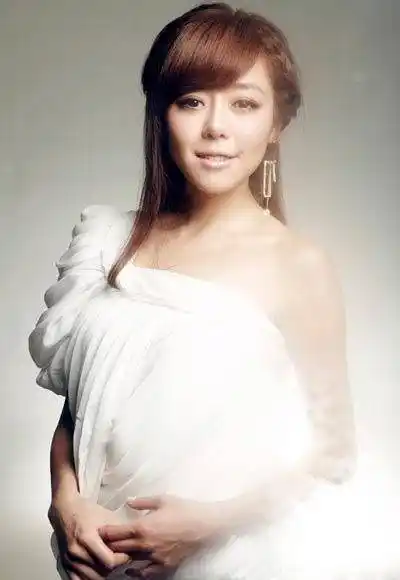 原创昔日超女冠军曾火爆全国如今流落街头卖唱她经历了什么