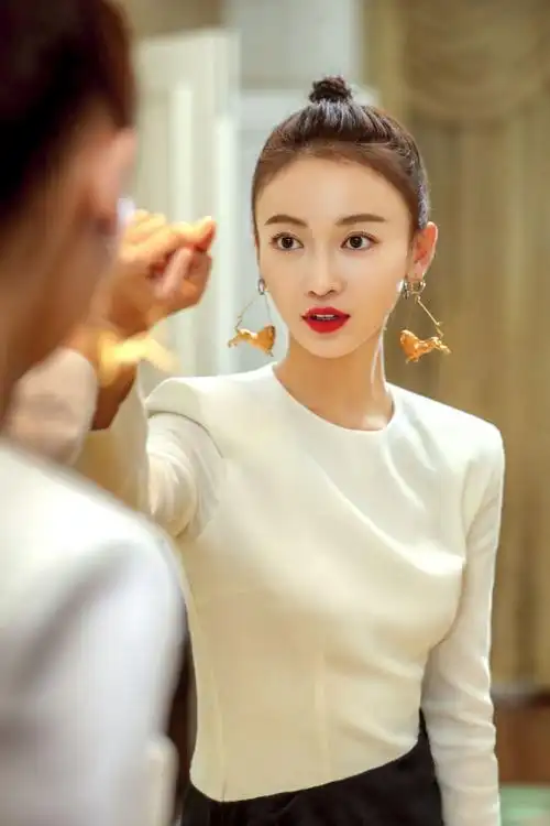 17 mb 原图尺寸:1440*2160 查看原图简介:一组精美的吴谨言no35