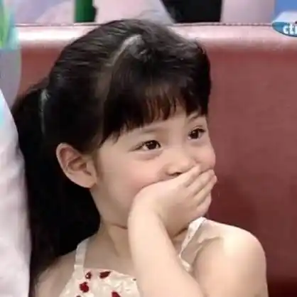 欧阳娜娜的反手"笑口常开"动作一样,华晨宇的"眯着眼睛笑"也是从小