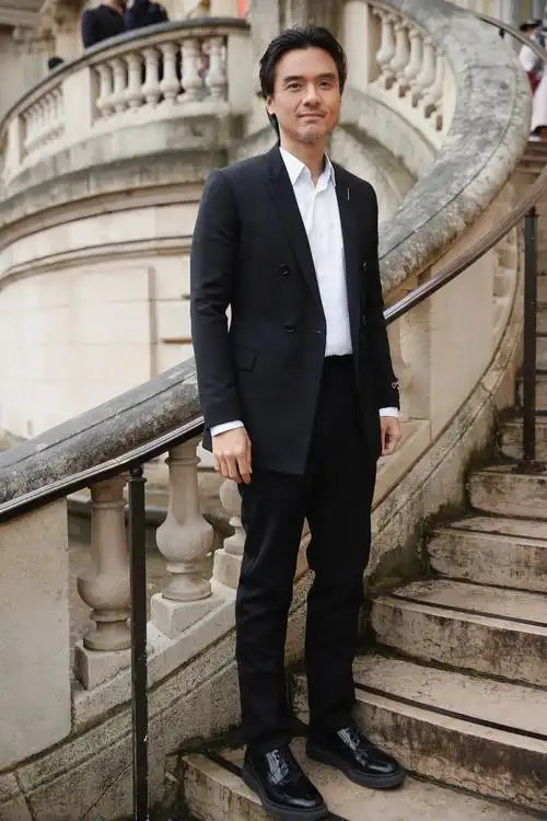 男神冯德伦以一身2018春夏黑色西装亮相秀场,尽显儒雅魅力,完美演绎了