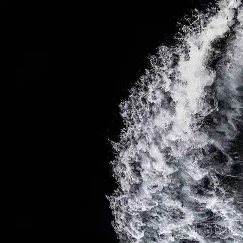 美丽的海浪从帆船上拍摄上面的风景体重