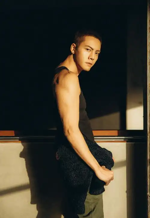 陈伟霆肌肉型男帅气写真图片29