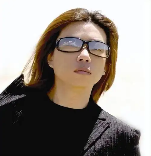 1962年,郭峰出生在四川的一个文艺世家.