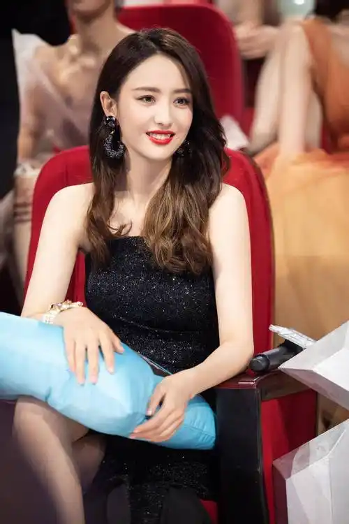 佟丽娅罕见学生照片流出清纯可爱从小就是美人胚子