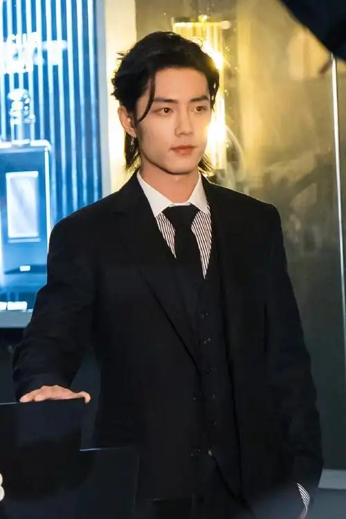 细品高清图才发现是条纹衬衫,好带劲#肖战黑西装十五宫格##肖战拉夫