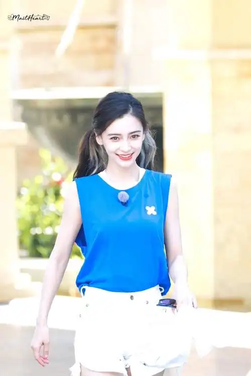 baby扎双马尾现身三亚录节目 穿背心短裤清纯活泼