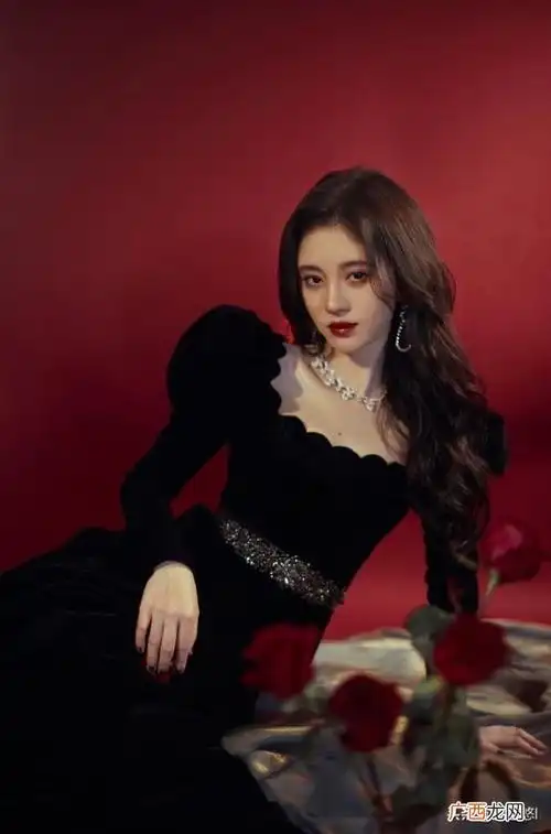 鞠婧祎黑色丝绒礼服,鞠婧祎黑丝绒长裙显高贵典雅