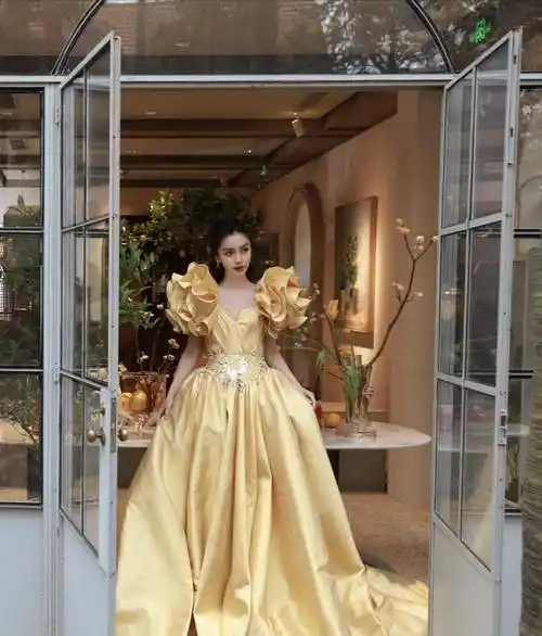 不得不承认,这种cosplay风格的公主裙一般人不敢驾驭,如果皮肤黑一些