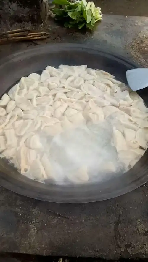 大锅煮饺子