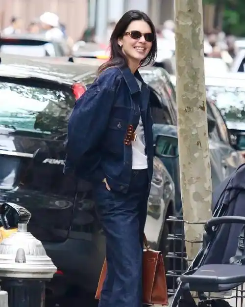 kendall jenner纽约街拍最近都是开开心心的欧美明星街拍超话