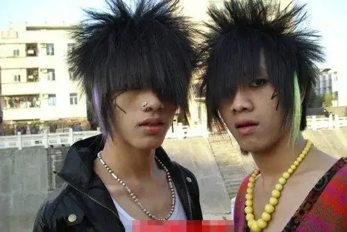 男生修剪出帅气时尚杀马特发型 带你体验更多非主流风格染发系