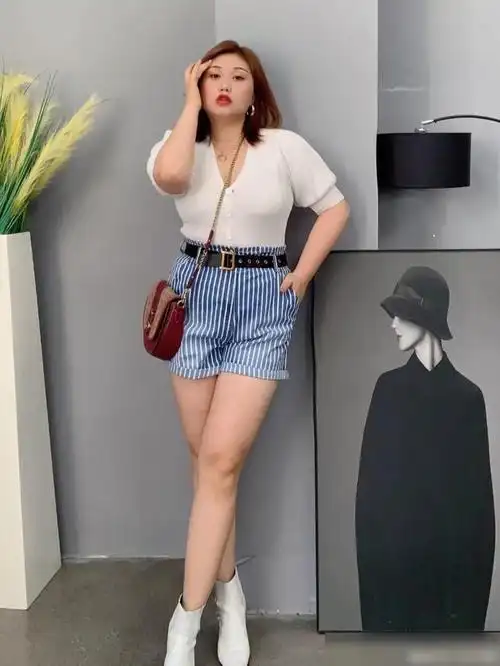 不要再苛求身材的完美,这位150斤的大码女生照样穿出了时尚感