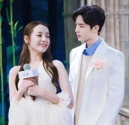 肖战热巴3年前同上《快本》,热巴跳热舞肖战羞涩挡住脸