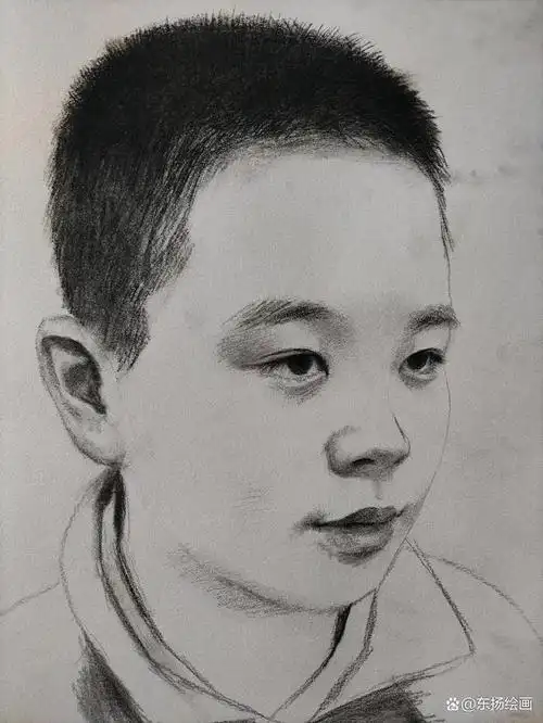 应朋友的要求,给他家孩子画一幅素描肖像画,但是他给的照片是非常让人