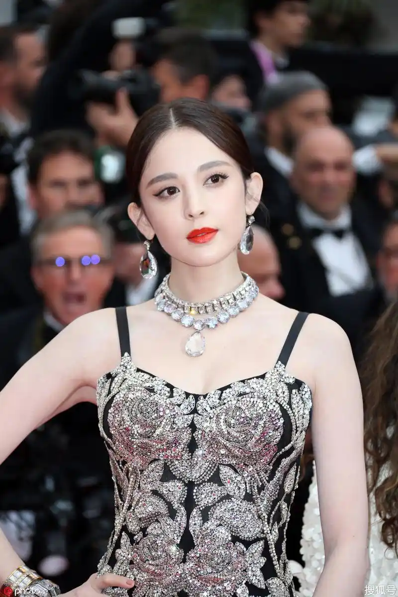 古力娜扎戛纳红毯晚宴忙不停,造型惊艳气质佳