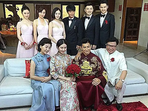 明星婚礼上与父母的合影,沙溢胡可最朴素,最后一位像在拍大片