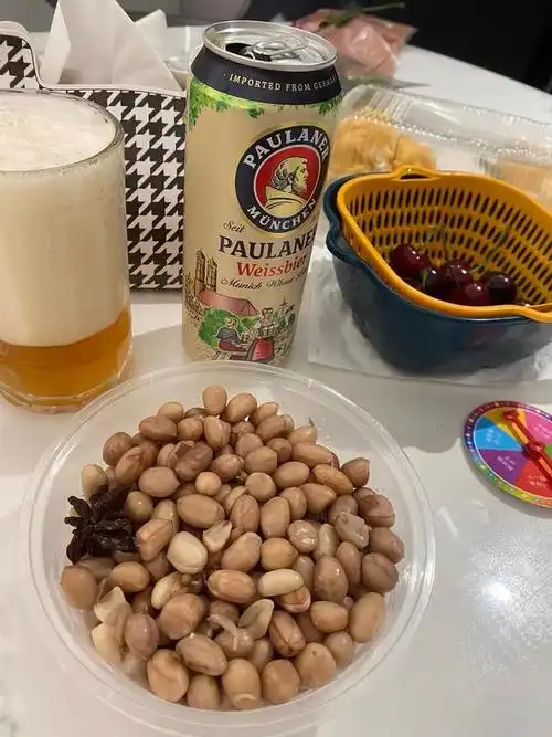 夏日的炎热让我们渴望回到家中,在沙发上享受一罐冰镇啤酒的畅快味道.