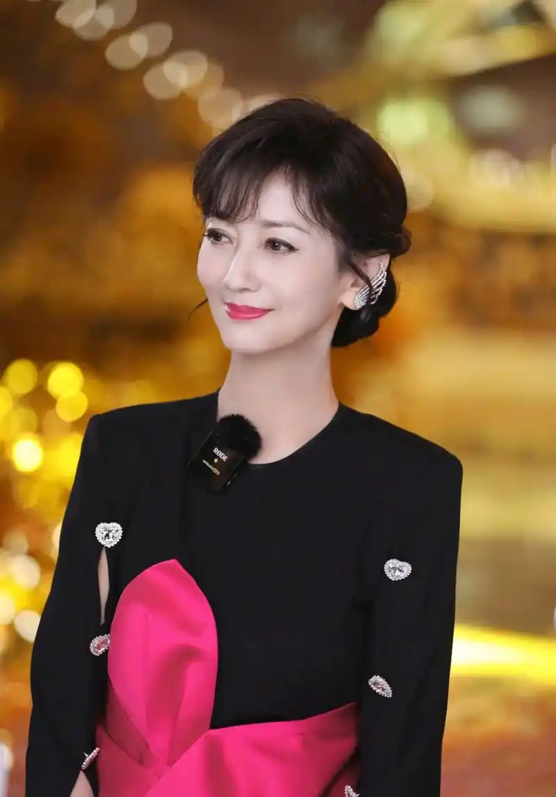 赵雅芝新穿搭又来咯 这个造型,令人眼前一亮 亮眼的配色,加上黑色丝袜