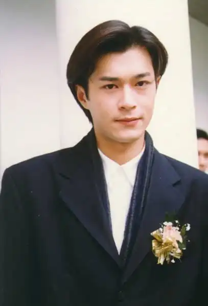 古天乐居然还在用滑盖手机