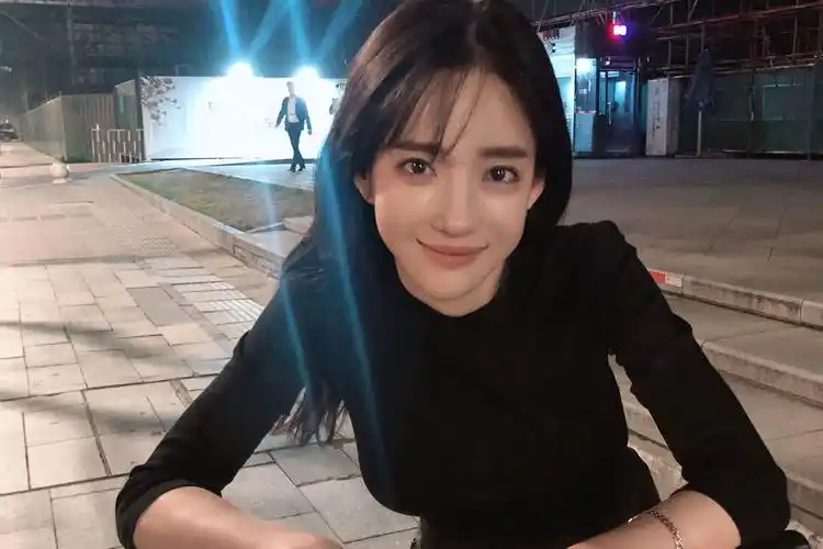 "抖音一姐"潘南奎花600万整成baby,看她整前的照片,想不开吗?