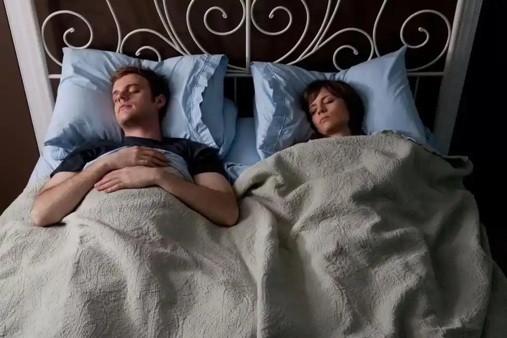 在睡觉的时候会抖腿吗,会被抖醒吗,是什么原因抖腿呢