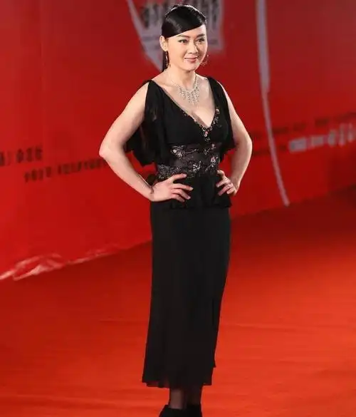 李琳终于接受微胖身材了,黑色丝袜搭配深"v"礼服光彩照人!