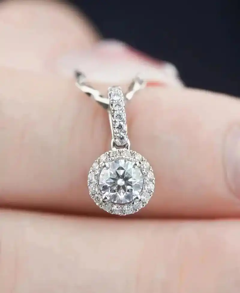 周生生全爱钻钻石挂坠.颈间高光95 理想型高级感钻石吊坠 美 - 抖音