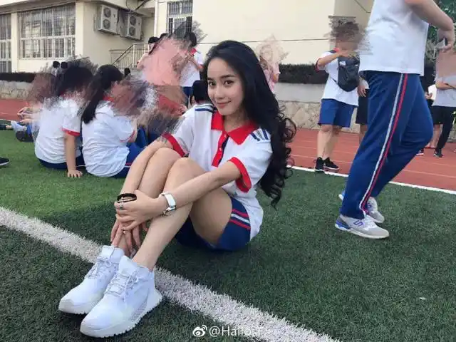 忍不住去翻翻她的微博 厦门六中毕业是校内风云人物"学霸级校花" 不仅