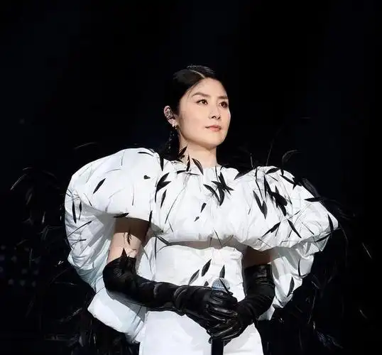 51岁的陈慧琳生图!真的是不老女神,身材高挑气质好,看不出年龄