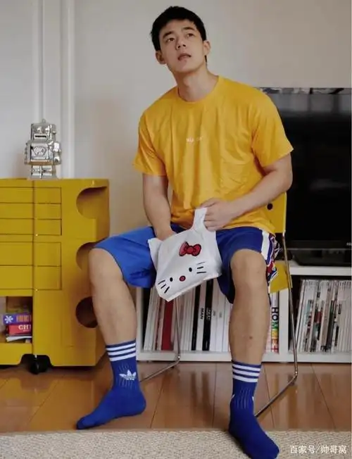 组图:身高188的大高个大男孩,颜值爆表的他,却钟爱长筒袜子!