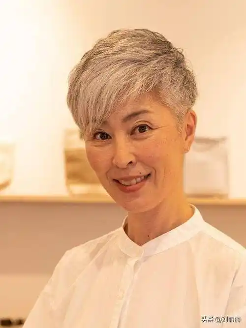 59到99的女性,短发可以选择这三种,花白头发也很美_发型_纹理_时尚