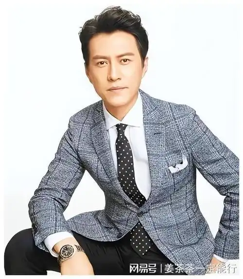 靳东参加两会他身份好厉害穿蓝色西装帅气儒雅领导范儿十足