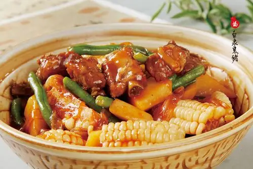 东北大炖菜 食材:直隶黑猪排骨,玉米,土豆,胡萝卜,豆角,花椒,香叶