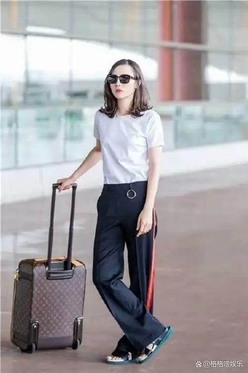 宋佳素颜走机场,自信满满展现高级感