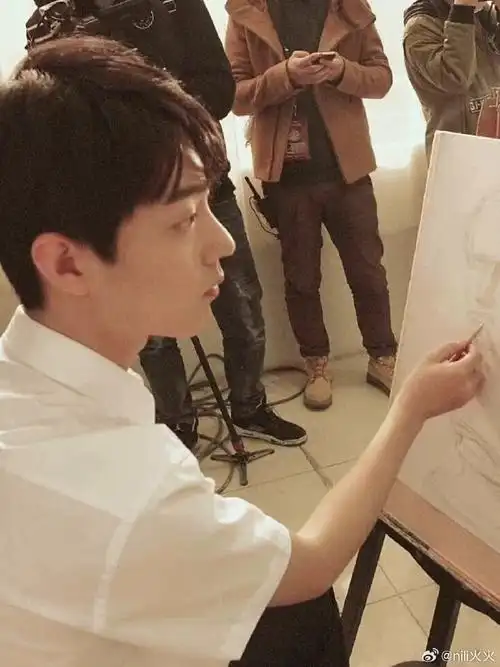 哈哈哈哈肖战学长,大学还当过评委呢,风云人物,整不好意思了!