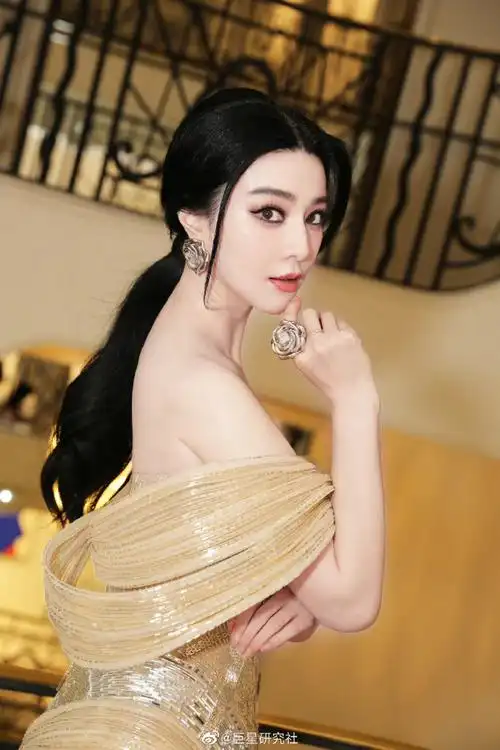 范冰冰戛纳#第76届戛纳电影节,今日范冰冰新造型,第一套金色镜面礼服
