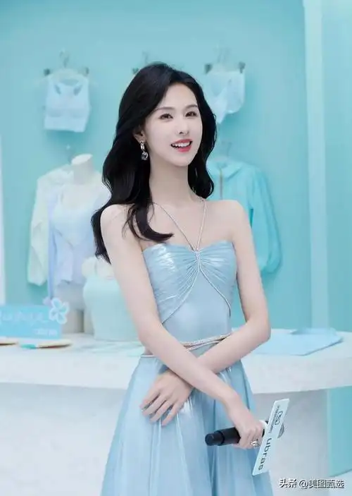 陈都灵白色吊带裙小秀美背,优雅而静谧