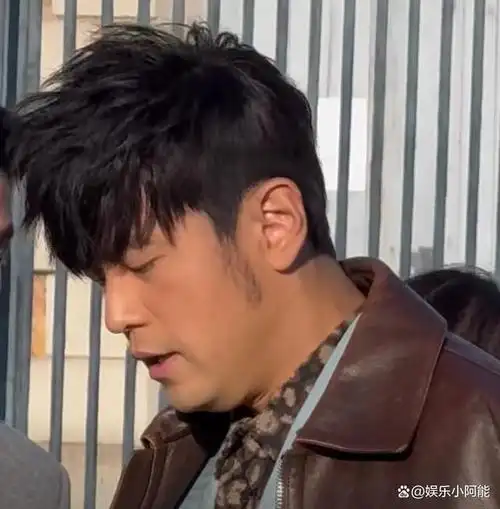 45岁周杰伦对比42岁林俊杰,骨相老去和皮相老去的差别