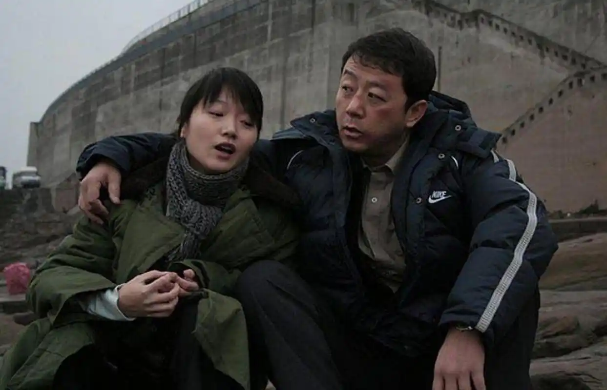 《疯狂的石头》由宁浩导演,黄渤,徐峥等人主演,讲述了工艺品厂在翻建