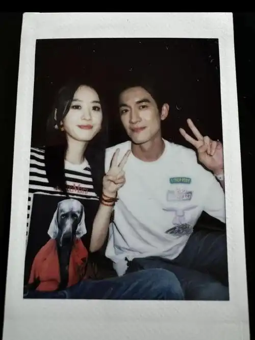 赵丽颖发了和林更新的合照并配文:我也有一张 好朋友难得相聚 引战不