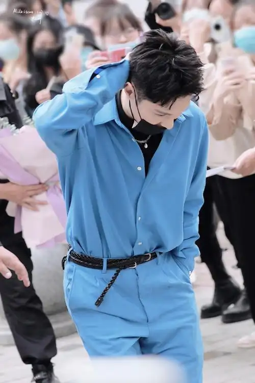 张艺兴短发#张艺兴上班饭拍合集今日份的蓝朋友,一身蓝色套装好帅,手