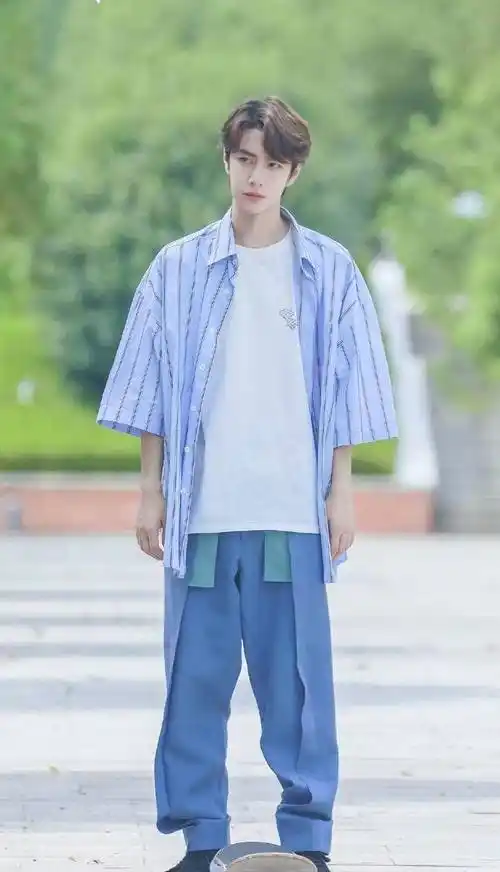 只要角度找的对,王一博也能艳压肖战!网友:再见,小吴!_照片_气质_滑板