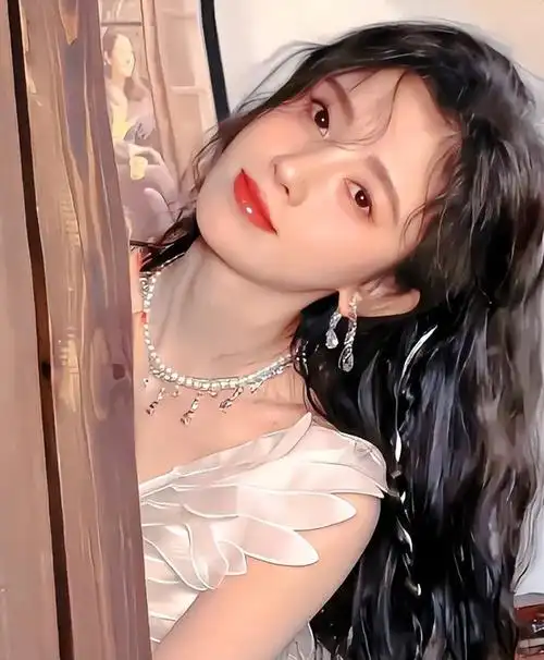 想着法子改变发型和妆容,最终也是如愿所偿,创建了属于鞠婧祎身份